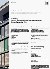Ein Plakat mit einem modernen Glasgebäude links und rechts daneben ein Textblock, der die Ausbildung zum Immobilienkaufmann/-frau m/w/d ankündigt und Bewerbungsinformationen enthält.